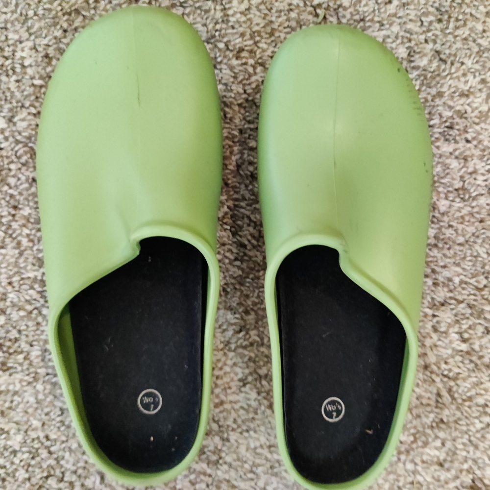 Rubber clogs